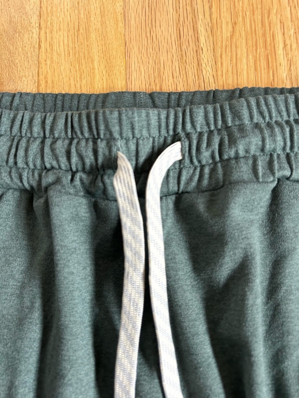 VUORI performance jogger heather green  gym workout athleisure size S - Picture 6 of 9